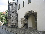 Porta Praetoria — төньяҡ ҡапҡа Castra Regina, Регенсбург епискобы резиденцияһының диуар өлөшө