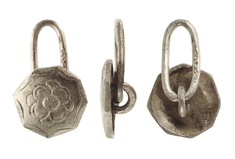 File:Post-Medieval Cufflink Element (FindID 641626).jpg