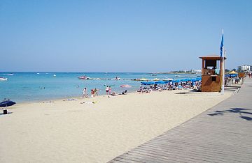 Berkas:Protaras_beach_at_Paralimni_in_the_Republic_of_Cyprus.jpg