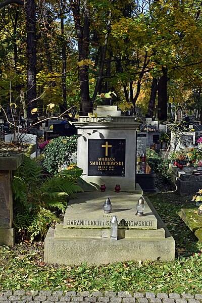 Файл:Rakowice Cemetery, grave of Marian Smoluchowski, 26 Rakowicka street, Kraków, Poland.jpg