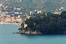 Il castello di Punta Pagana all'interno del parco privato di villa Spinola, sullo sfondo Santa Margherita Ligure.