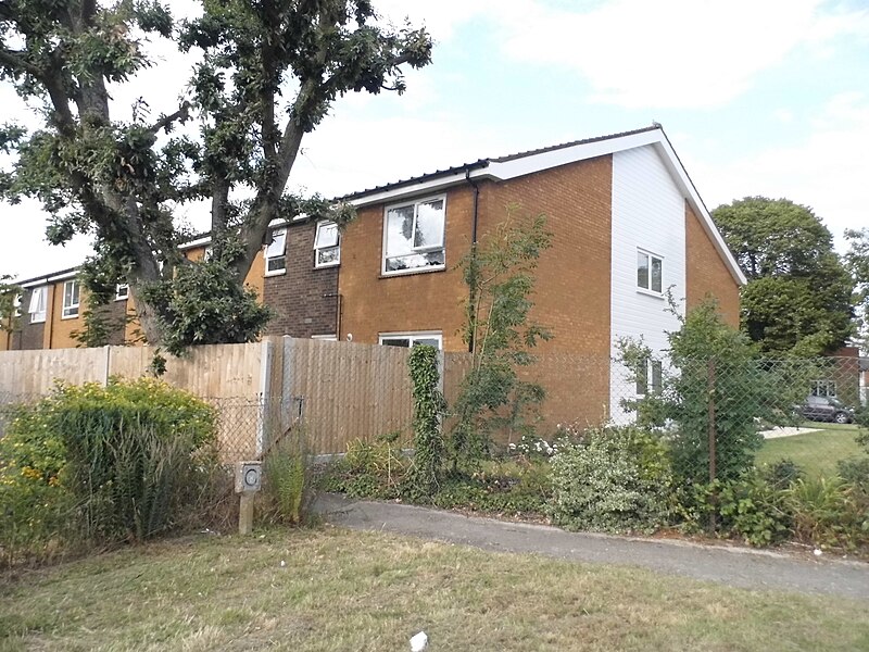 File:Rear of houses on Hall Gardens - geograph.org.uk - 4581772.jpg