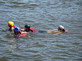 English: Towing of patient by three rescue swimmers Polski: Holowanie osłabionej osoby przez trzech ratowników