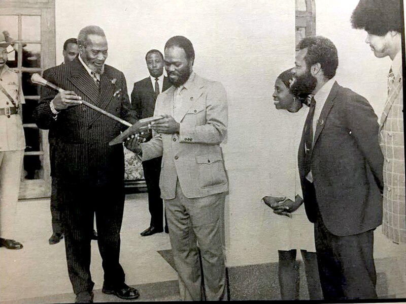 File:Roy Innis gives Jomo Kenyatta CORE Lifetime Membership.jpg