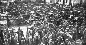 Tannenbergissa vangittuja venäläissotilaita ja sotasaalistykkejä