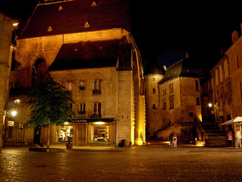 File:Sarlat-medieval-city-by-night-17.jpg