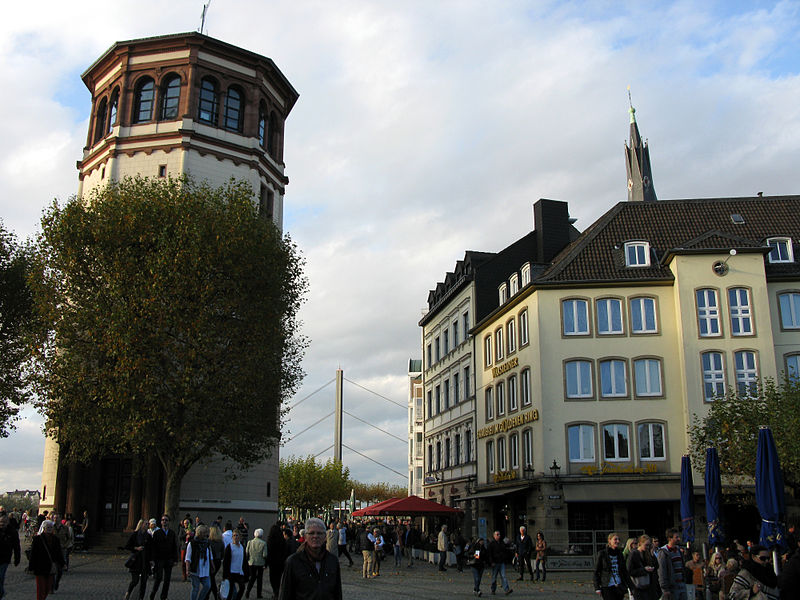 File:Schlossturm, Oberkassler Brücke, Goldener Ring 2.jpg