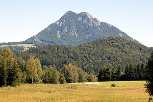 Schober from the west end of the Fuschlsee towards the east: on the left the main summit, on the right the bald head of the woman's head;  left at the foot of the Wartenfels rock