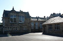 Снимка на долната училищна сграда.