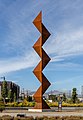 Sculpture Vaka 'A Hina, réalisée par l'artiste tongien Sēmisi Fetokai Potauaine et située à Christchurch (Nouvelle-Zélande).
