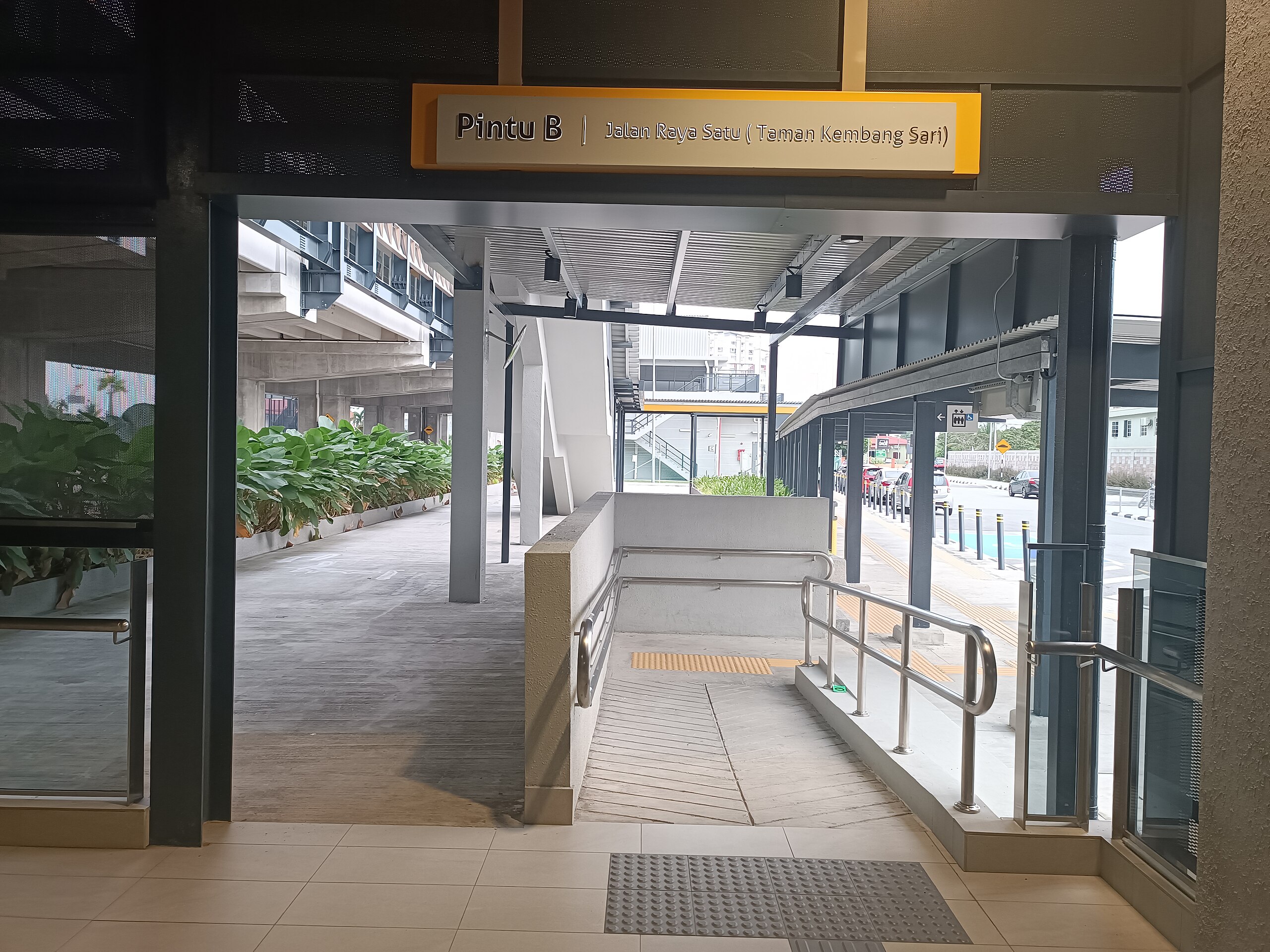 File:Serdang Jaya MRT Station Entrance B exit (230403).jpg