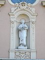 Statua della facciata della chiesa di Santo Stefano del Ponte, Sestri Levante, Liguria, Italia