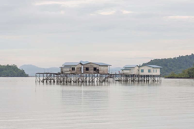 File:Silam Sabah Stilthouses-01.jpg