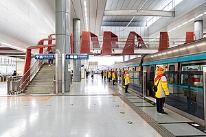 Perron in zuidelijke richting van Xihongmen Station (20210305170241) .jpg