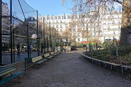 Terrain de football et de basket-ball (à gauche).