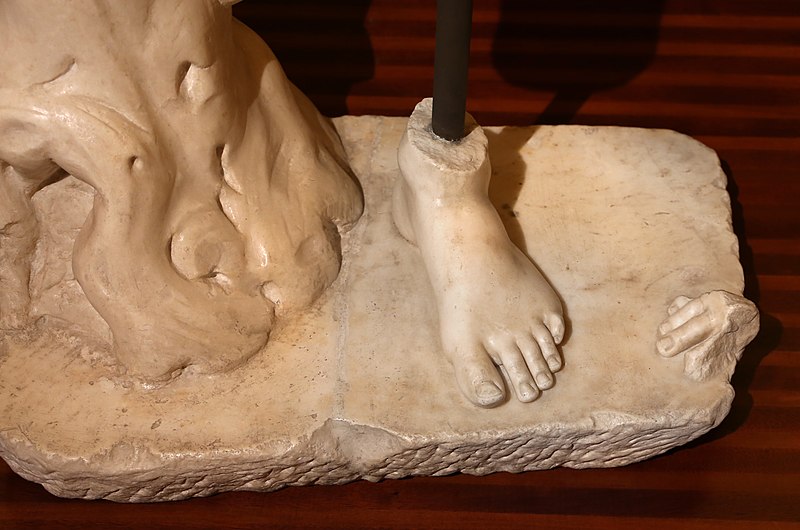 File:Statua acefala di giovinetto, II secolo 02 piede.jpg