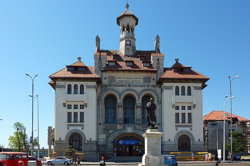 File:Statue of Ovid and National History Museum in Constantza.jpg