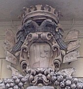 Arms of the unification of the Houses of Colonna (left) and Van den Eynde (right) standing above the gate of the Palazzo Zevallos Stigliano Stemma Colonna van den Eynde.jpg