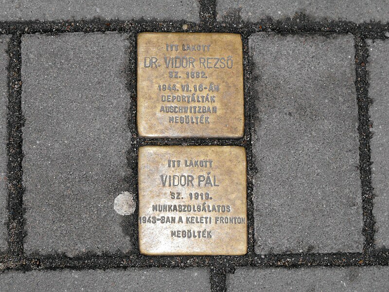 File:Stolpersteine Makó.jpg