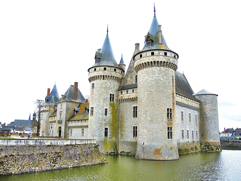 File:Sully sur Loire. Le château. 2015-04-11..jpg