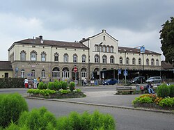 Rundbogenstil: Der Tübinger Hauptbahnhof war 1862 ein Werk von Oberbaurat Josef Schlierholz. Der "Rundbogenstil" wurde u.a. bei vielen deutschen Bahnhöfen der ersten Generation angewendet (bis ca. 1870), von denen heute nur noch wenige erhalten sind. Er ist aber keine Stilrichtung mit "Alleinstellungsmerkmalen", sondern kann zumeist auch dem Klassizismus, der Neuromanik oder manchmal maurischen und byzantinischen Stilformen zugeordnet werden. Auch die Synagoge (1882) ist dazuzurechnen.