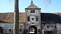 Château - cage d'escalier du corps de logis principal, mur d'escarpe, portail sud, vestige du mur d'enceinte avec portail et tourelle - façades et toitures du corps de logis principal, grand escalier intérieur, dépendances avec pavillon central et tourelle d'escalier et d'angle