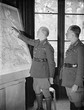 Lord Gort (links) en generaal Pownall op de kaart, 26 november 1939.