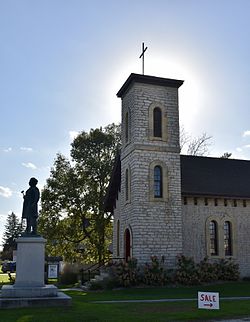 Biskupská církev Spasitele a socha Davida Hendersona.jpg