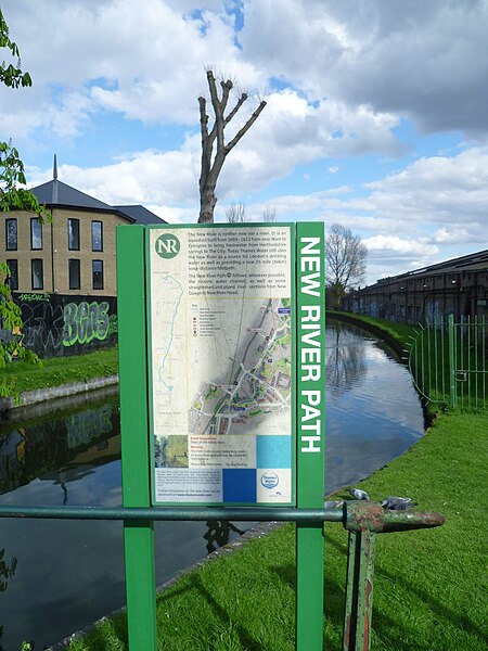 File:The New River looking east at Green Lanes, Palmers Green (2).JPG