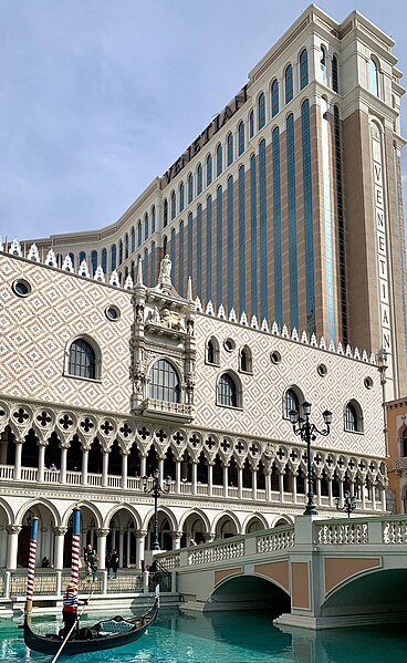 File:The Venetian and gondola ride.jpg