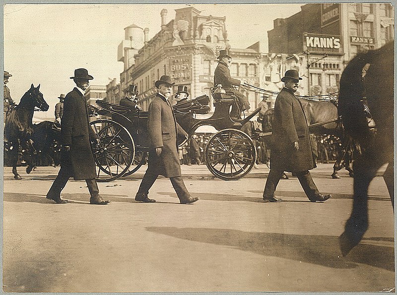File:Theodore Roosevelt in carriage on Pennsylvania Avenue on way to Capitol, March 4, 1905 LCCN00650953.jpg
