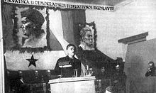 Andrija Hebrang hablando en un podio