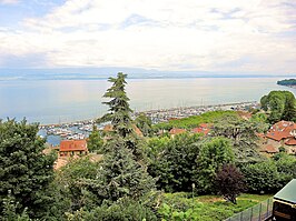 Thonon : zicht vanaf de bovenstad naar de haven en het meer van Genève