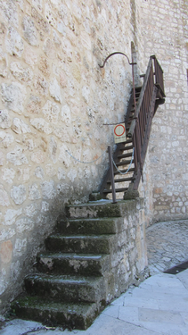 Outside staircase, stone and wood, Torija castle twelfth century (Guadalajara - Spain). Escalera exterior, de piedra y madera, del Castillo de Torija del siglo XII (Guadalajara - España).