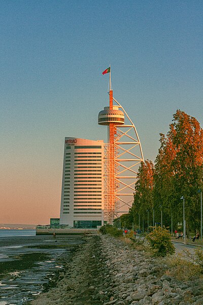 File:Torre Vasco da Gama (52132537146).jpg