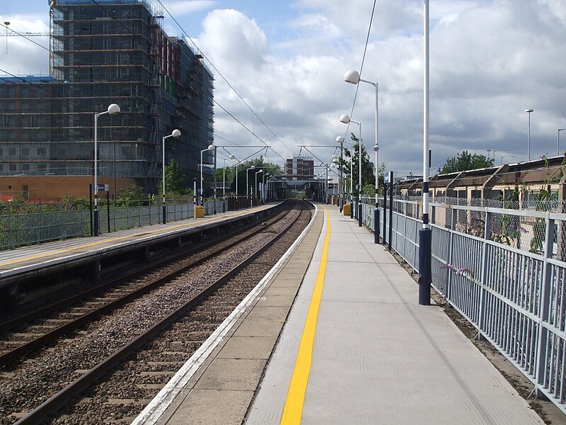 File:Tottenham Hale stn mainline look south.JPG