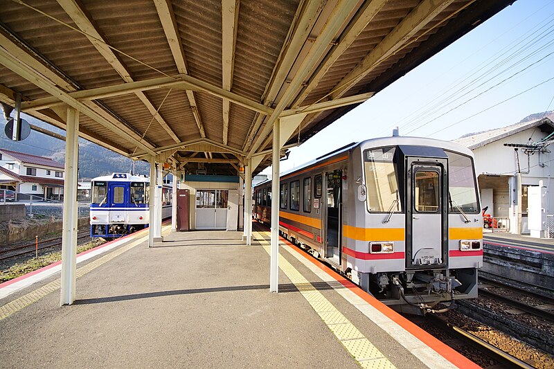 ファイル:Trains at Chizu Station.jpg