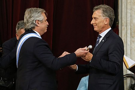 El president Alberto Fernández rep del president sortint Mauricio Macri el bastó presidencial