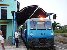 A suburban train at Bejucal station Tren suburbano en Bejucal.jpg