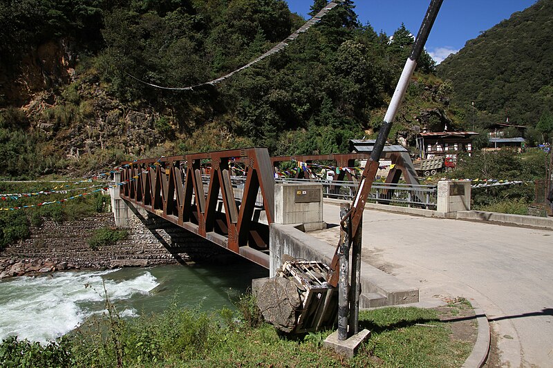 File:Trongsa-Bjee Zam-Bruecke-10-2015-gje.jpg