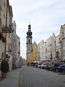 Hauptstraße mit Stadtpfarrkirche St. Andreas