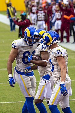 Tyler Higbee, Robert Woods și Cooper Kupp (2020) .jpg