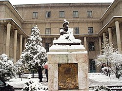 אוניברסיטת טהראן, בניין המחלקה לספרות ופילוסופיה, תחת מעטה שלג