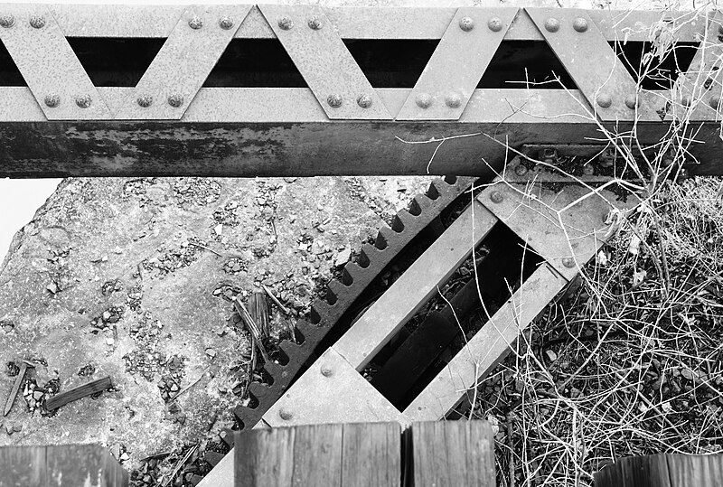 File:Union Pacific Railroad Truss Swing Bridge over Trinity River, Oakwood, Texas 0903111350BW (6112984278).jpg