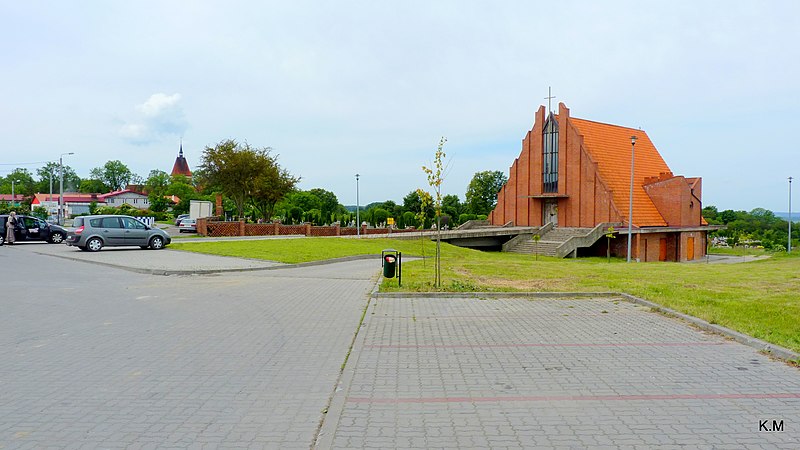 File:Unisław Pomorski widok z parkingu,po lewej widoczny kościół a po lewej kaplica przy cmentarzu. - panoramio.jpg