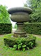 Urne in der Wellingtonia Avenue - Biddulph Grange Garden - Staffordshire, England - DSC09240.jpg