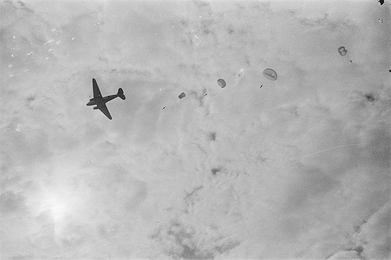 File:Vaardigheidsproef. Parachutisten springen uit een Dakota, Bestanddeelnr 246-3-6.jpg