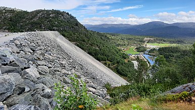 Luftseitige Böschung des Süddamms, Blick auf das Setesdal, links der Løyningsnuten