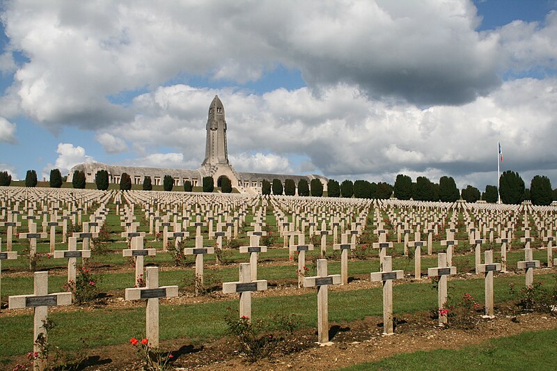 File:Verdun - Cimetière de Douaumont (1).jpg