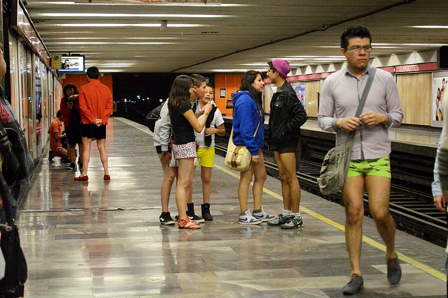 В метро без юбки